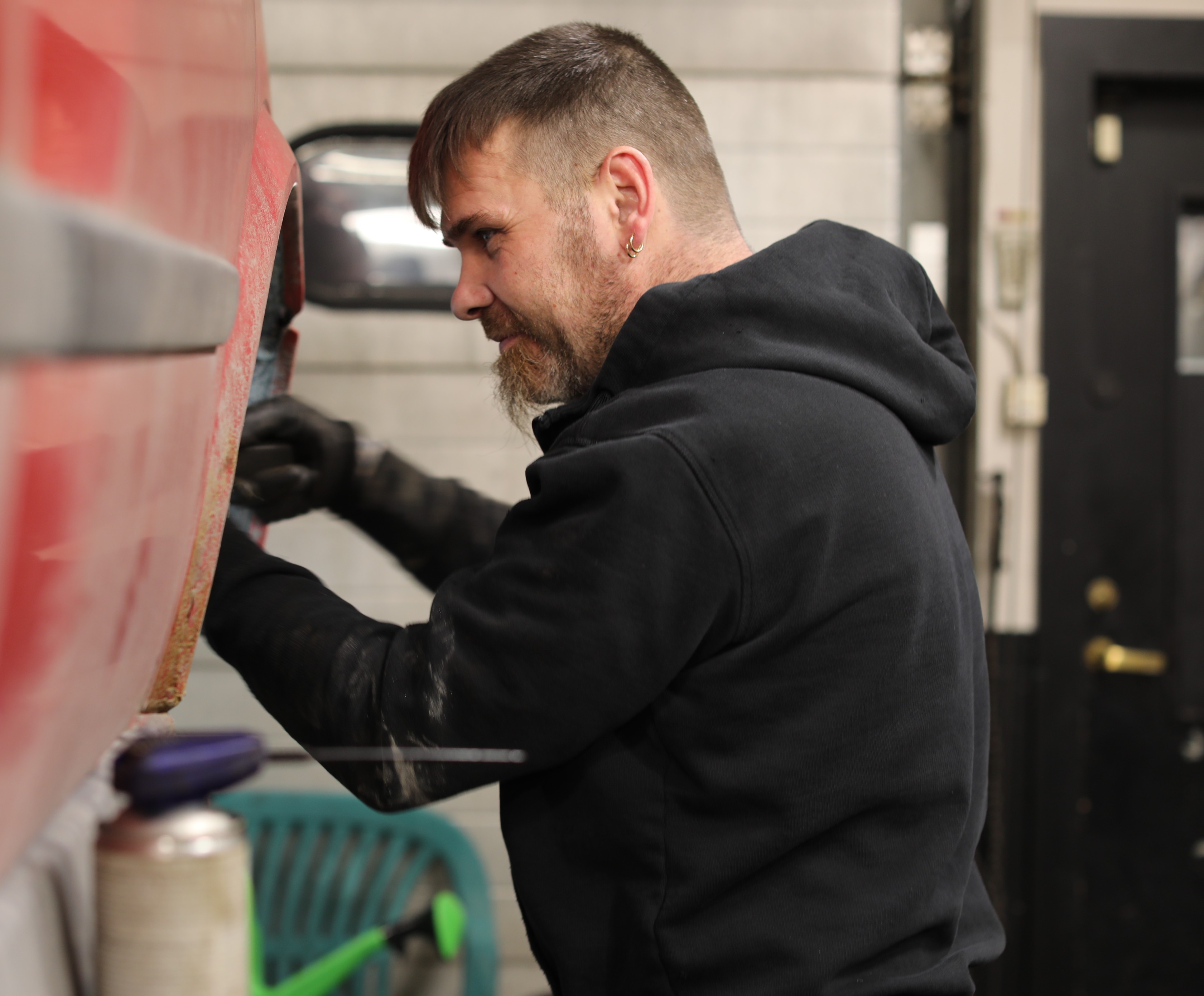 Juha Silokivi autokorjaamollaan korjaamassa autoa | Korjaamo Uki